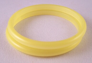 LG125 pr narrow pale yellow moonglow lucite bangle